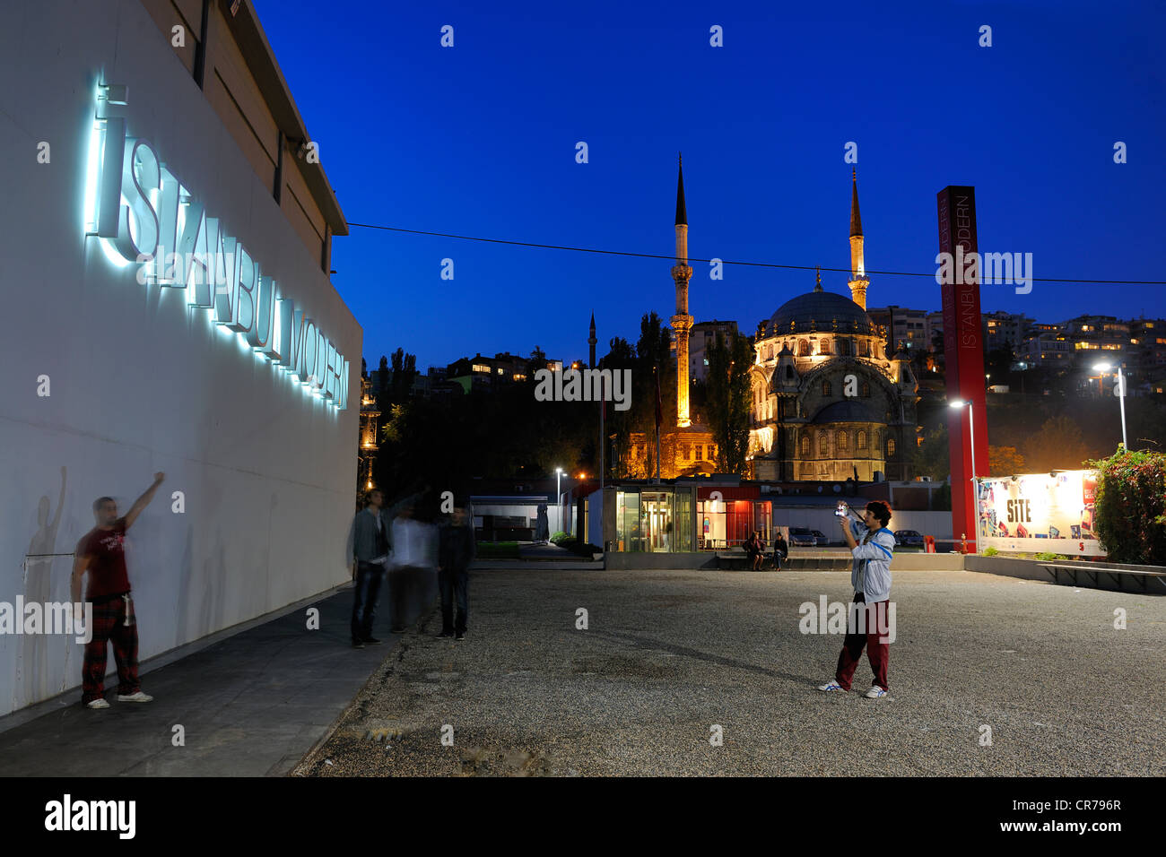 Türkei, Istanbul, Beyoglu, Karakoy District, das Museum für moderne Kunst (Modern Istanbul) und Nusretiye Moschee im Hintergrund Stockfoto