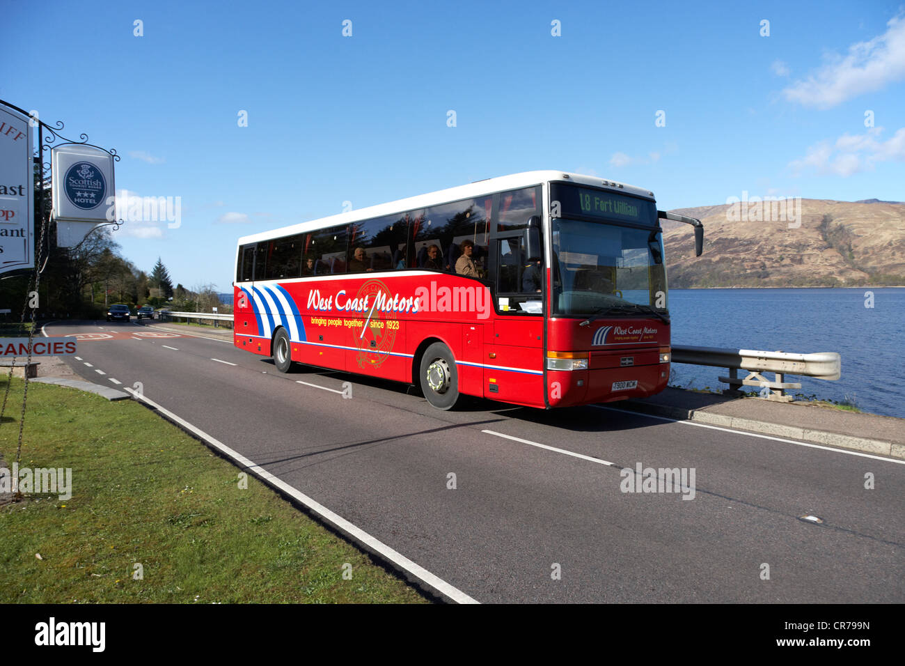 Westküste Motoren bus Trainer auf der wichtigsten a82 touristischen Route Straße entlang den Ufern des Loch Linnhe in der Nähe von Fort William Highland fantastischer Stockfoto