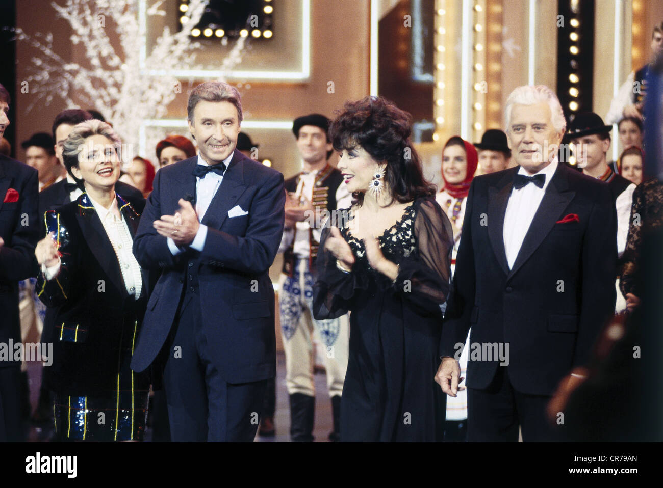 Alexander, Peter, 30.6.1926 - 12.2.2011, österreichischer Musiker/Künstler, Sänger und Schauspieler, Gruppenbild, mit der deutschen Sängerin Dagmar Frederic, der britischen Schauspielerin Joan Collins und dem US-Schauspieler John Forsythe, in der "Peter Alexander Show", November 1993, Stockfoto