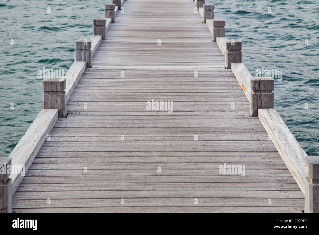 Pier am Ufer des Ozeans. Stockfoto