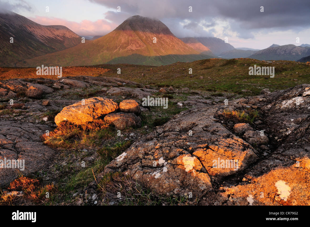 Sommer Abend Sonnenlicht auf Felsen Nead Na h - Lolaire und Marsco, Isle Of Skye, Schottland Stockfoto