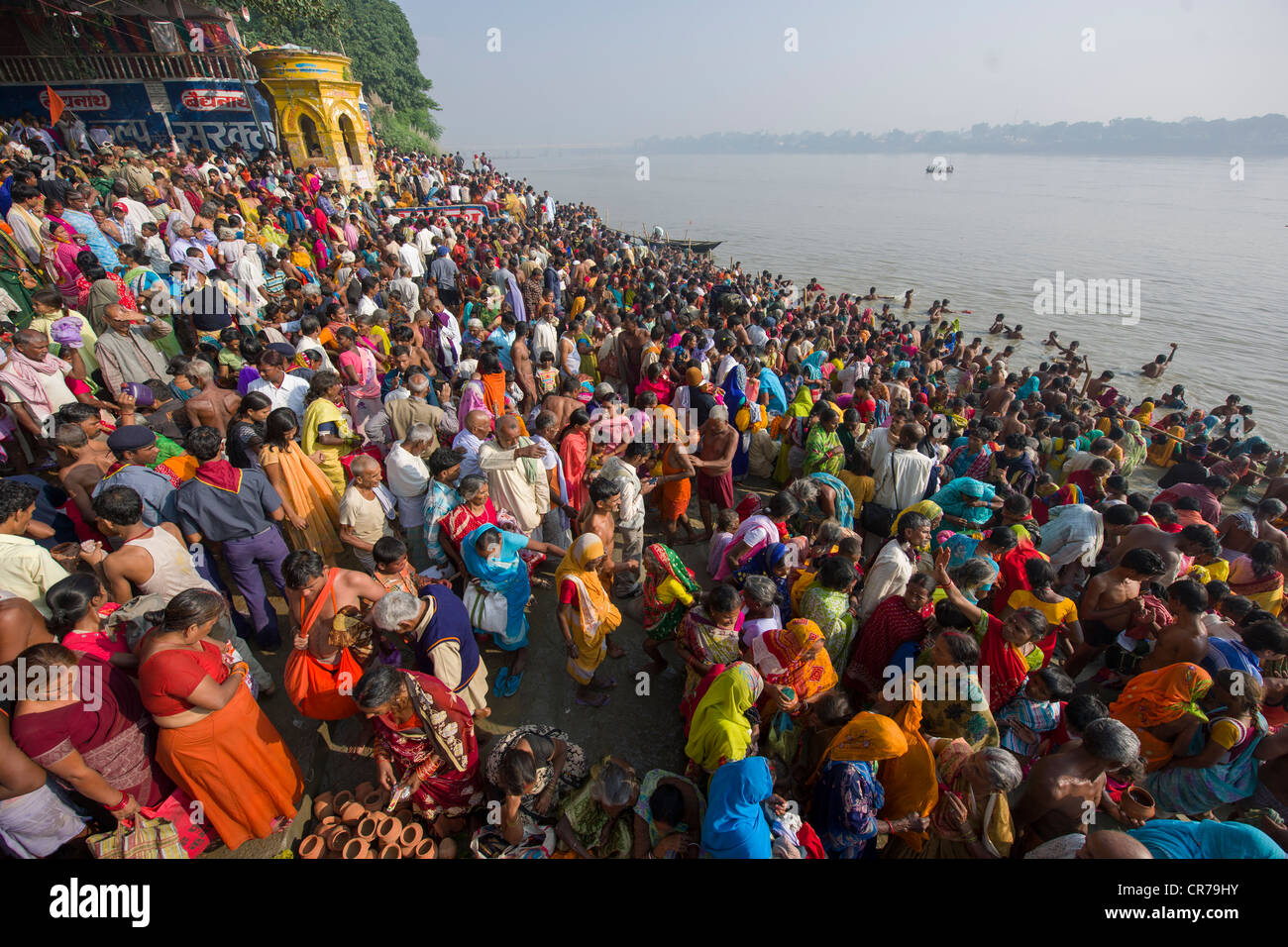 Pilger Baden am Zusammenfluss der Flüsse Ganges und Gandak, Sonepur Mela, Sonepur, Bihar, Indien Stockfoto