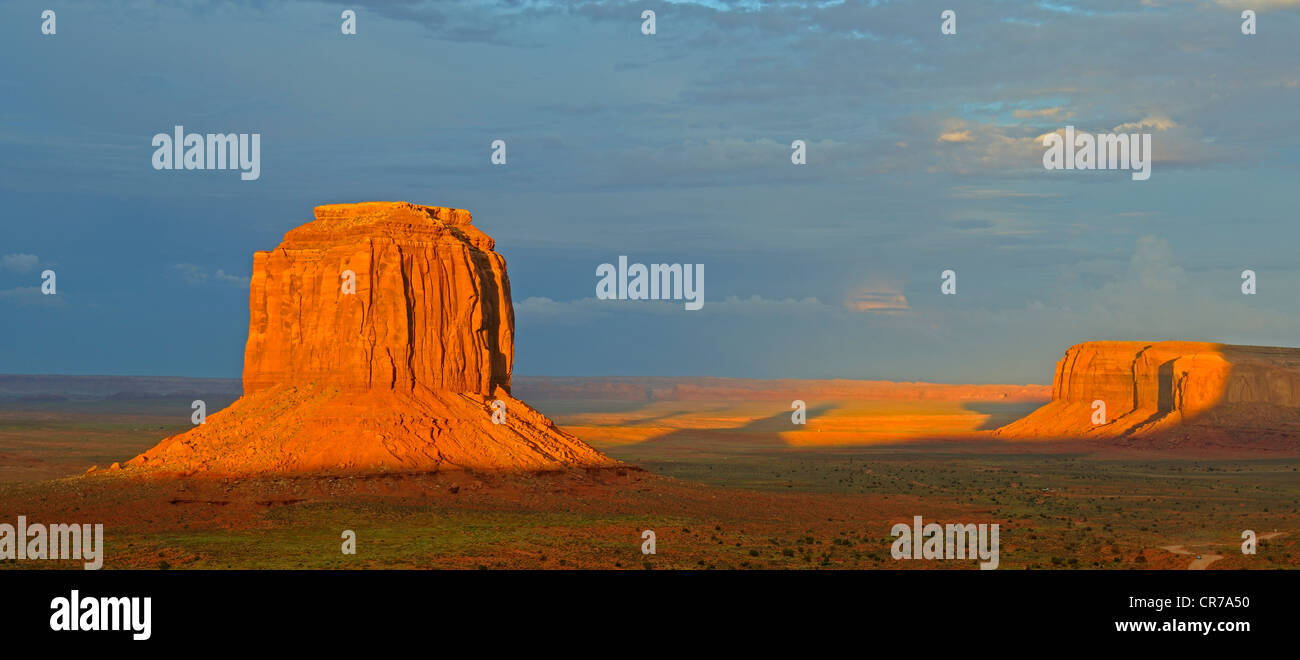 Merrick Butte im letzten Licht des Tages während eines Gewitters, Monument Valley, Arizona, USA Stockfoto