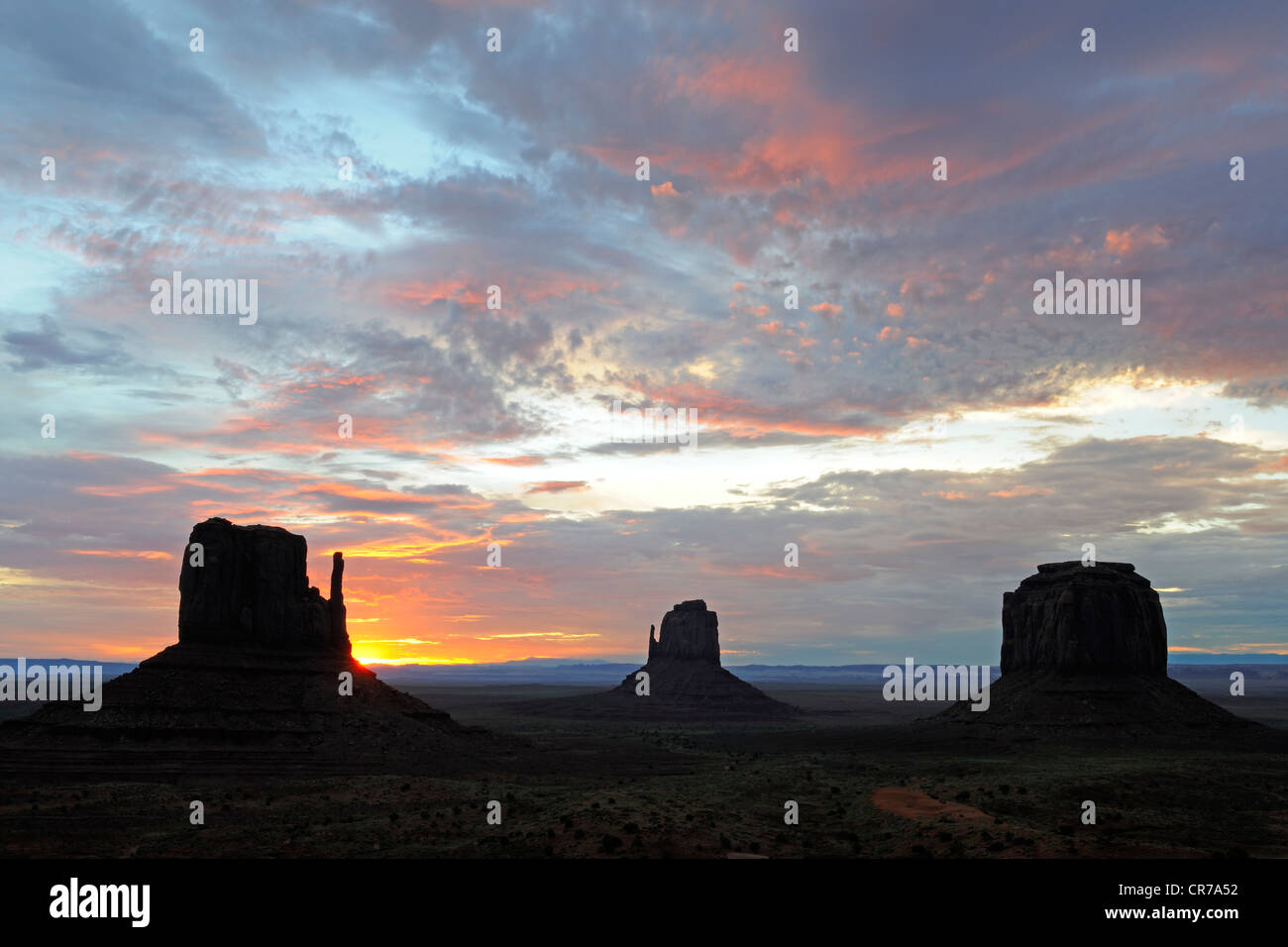 Die Mitten Buttes bei Sonnenaufgang, Monument Valley, Arizona, USA Stockfoto