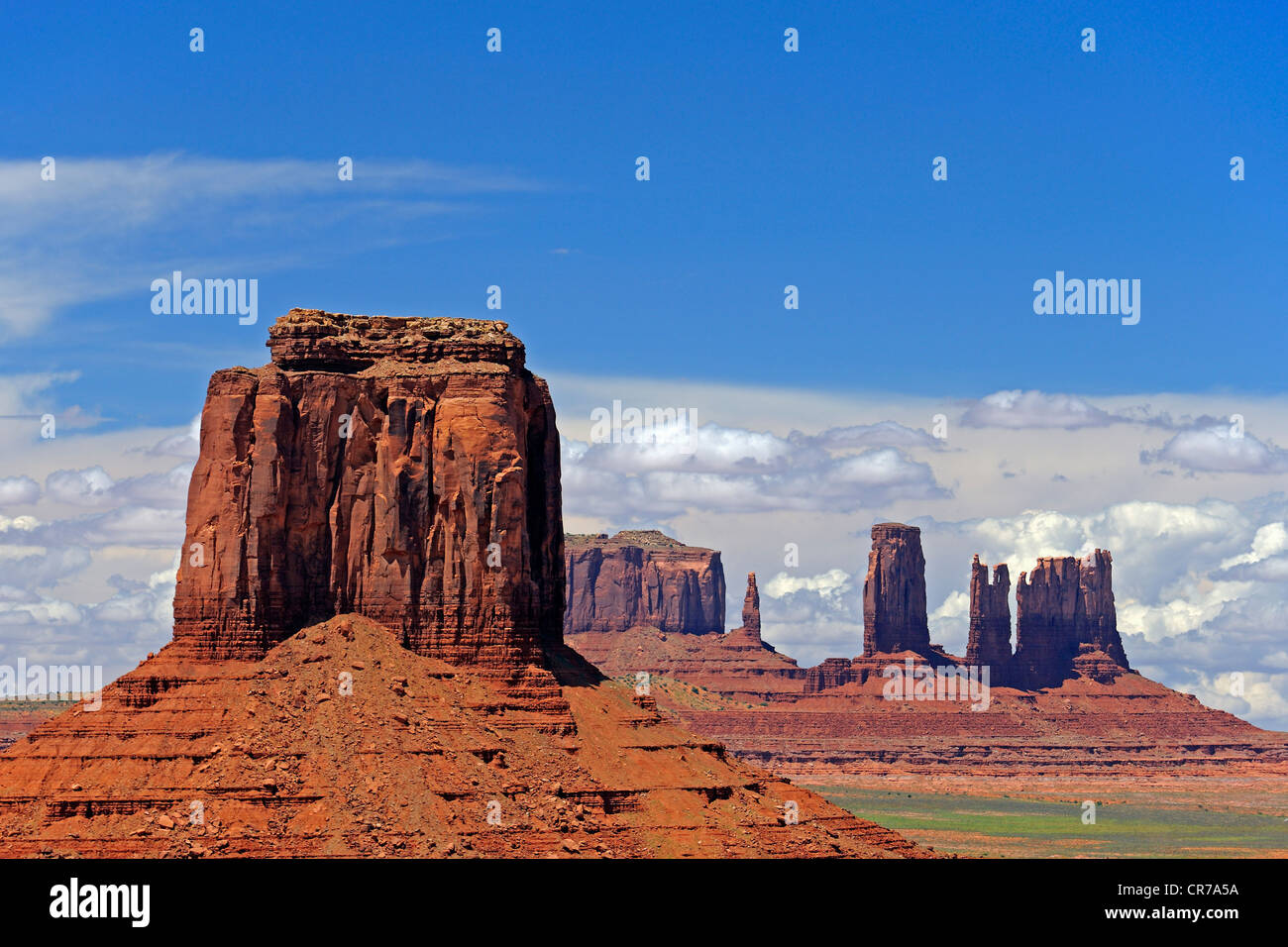 Zeigen Sie Thorugh im Norden-Fenster, um den Buttes, Monument Valley, Arizona, USA an Stockfoto