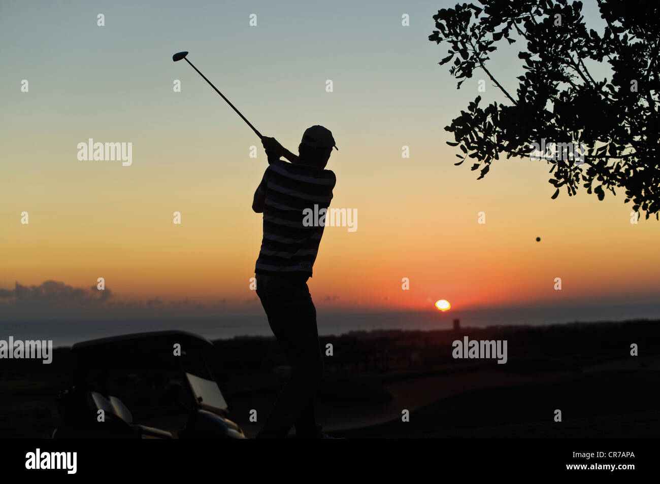 Zypern, Mann, Golfen am Golfplatz Stockfoto