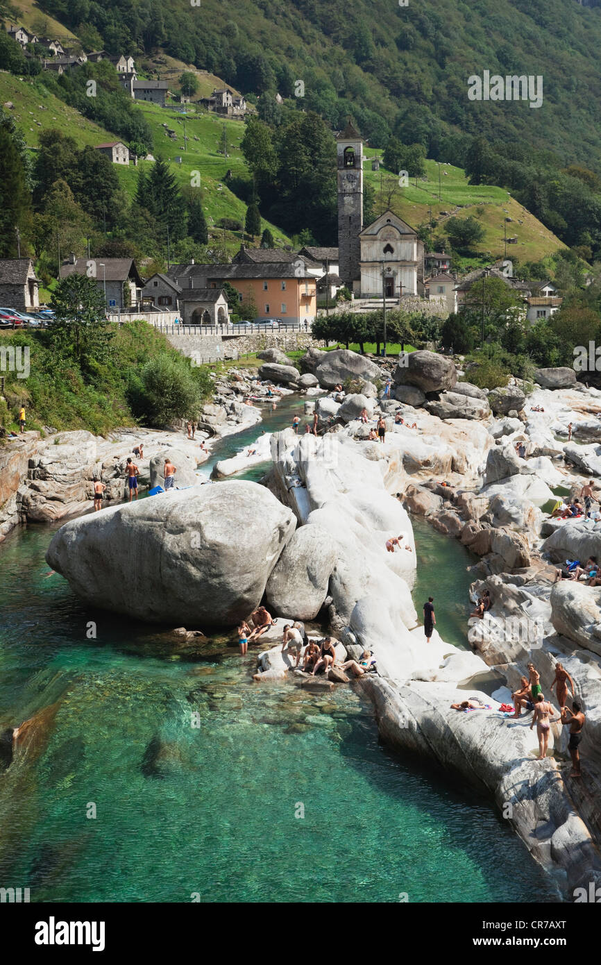 Schweiz, Menschen Baden am Fluss Verzasca Stockfoto