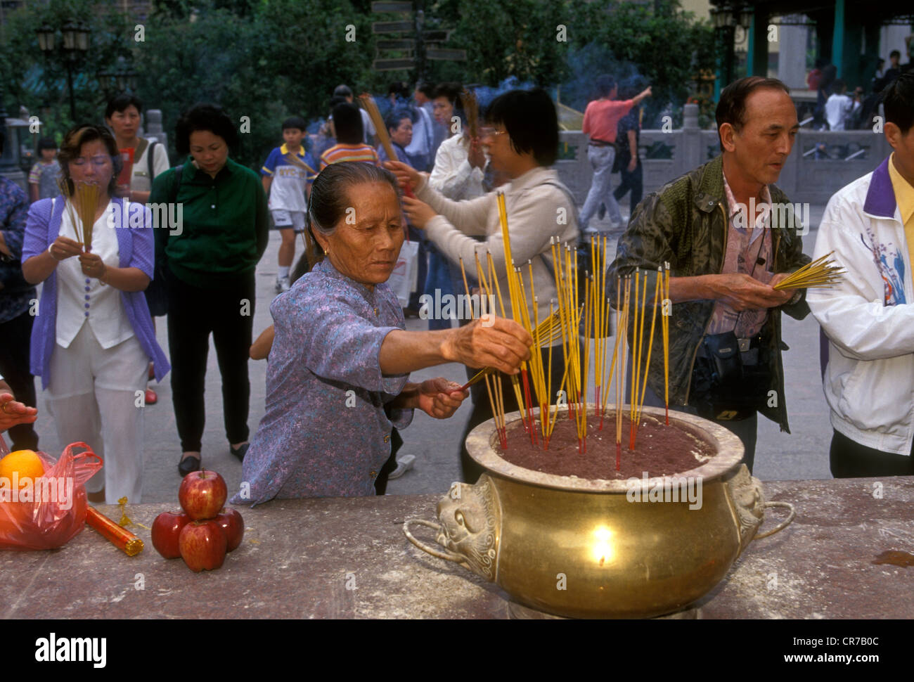 Chinesin, brennende Räucherstäbchen, Wong-Tai-Sin-Tempel, taoistische, buddhistische Tempel, Wong Tai Sin, Halbinsel Kowloon, Hong Kong, China, Asien Stockfoto