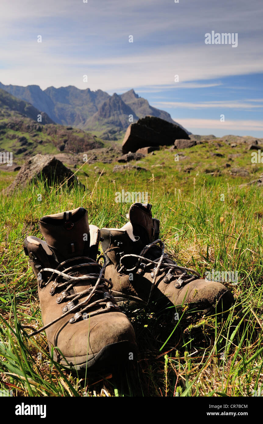 Wandern Stiefel Lüften vor einem Zelt. Wild camping Blick auf die Isle Of Skye Stockfoto