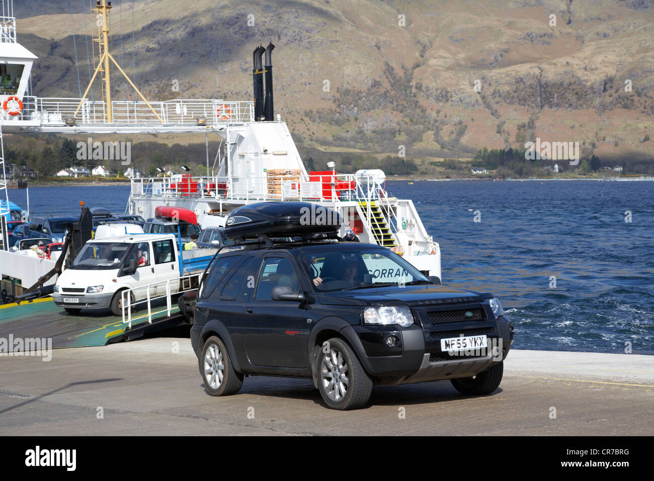 touristischen 4 x 4 Fahrzeug aus Corran Ardgour Fähre über Loch Linnhe Highland Highlands Schottland, Vereinigtes Königreich Stockfoto