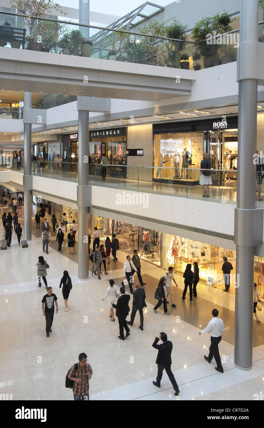 Innere des IFC-Shopping-Mall in Hong Kong Stockfoto