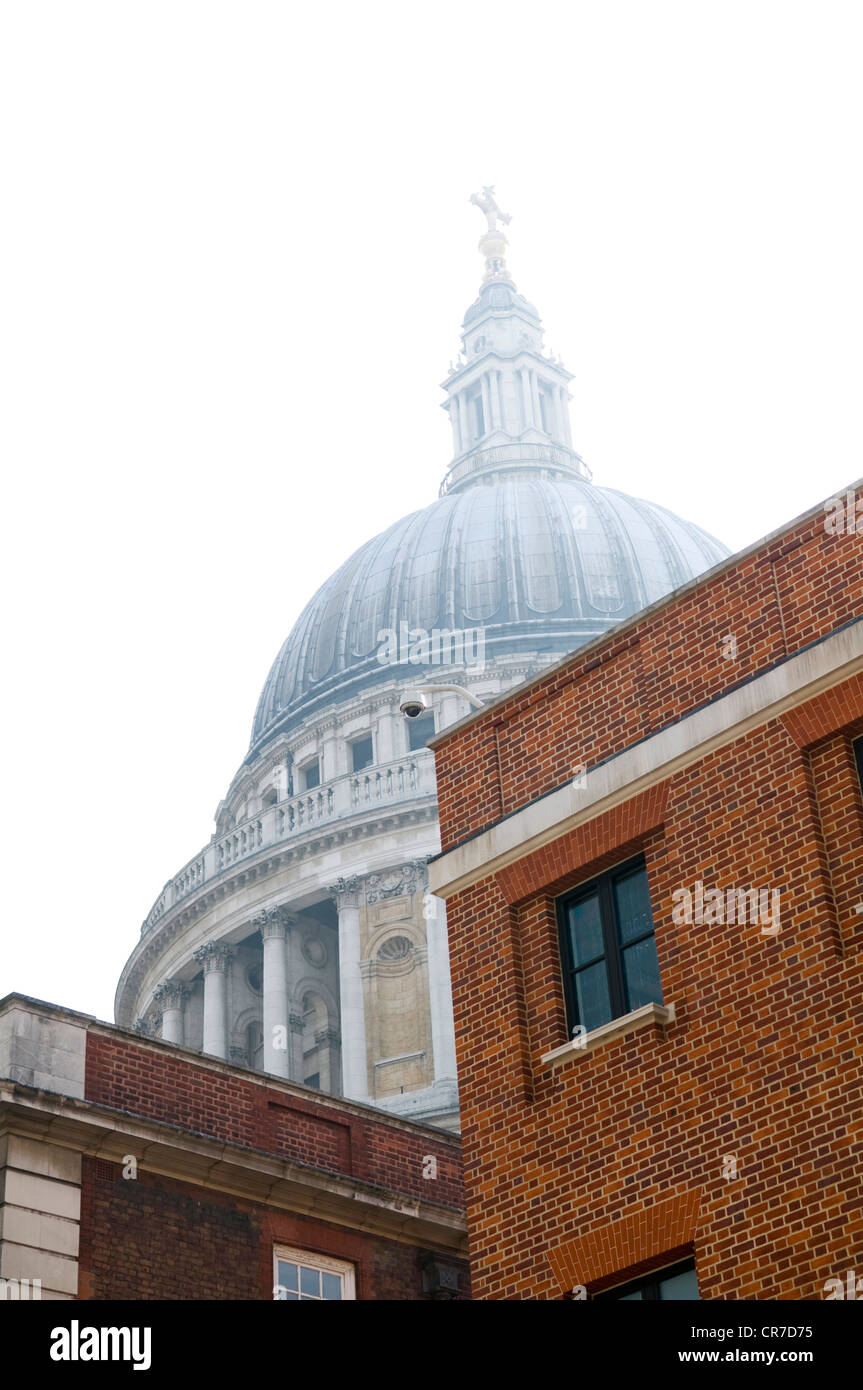 Blick auf die Kuppel der St. Pauls Kathedrale von Paternoster Square in London, Großbritannien Stockfoto