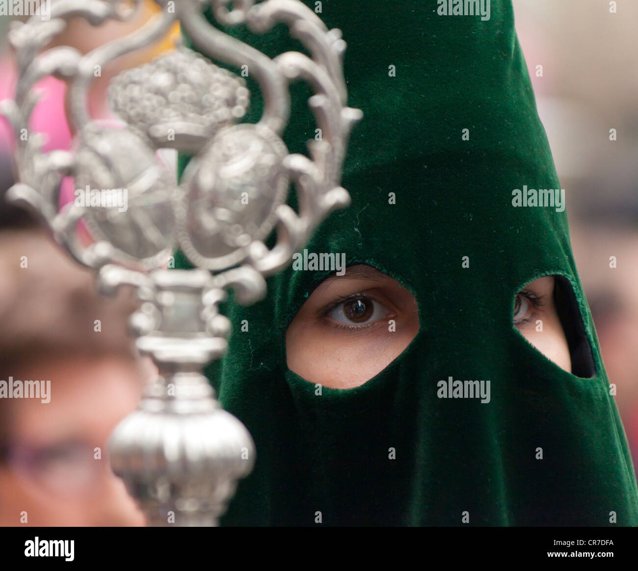 Weibliche mit Kapuze Büßer in der Semana Santa Prozession, Karwoche, Barcelona, Katalonien, Spanien, Europa Stockfoto