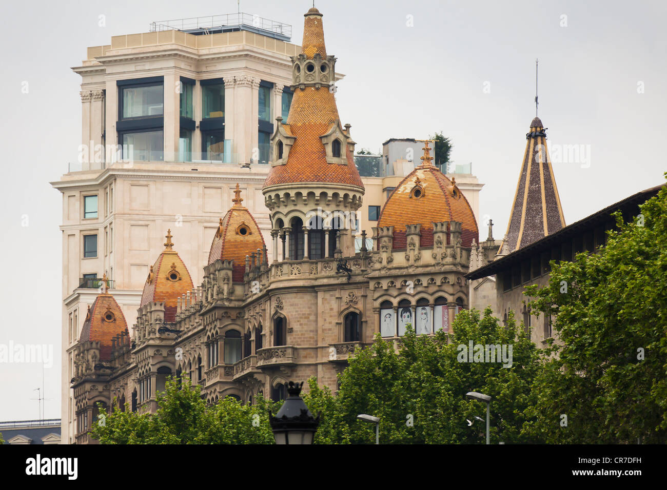 Jugendstil-Fassade in der Nähe von Placa de Catalunya, Ecke Carrer de Casp und Passeig Gràcia 8-10, Barcelona, Katalonien, Spanien Stockfoto