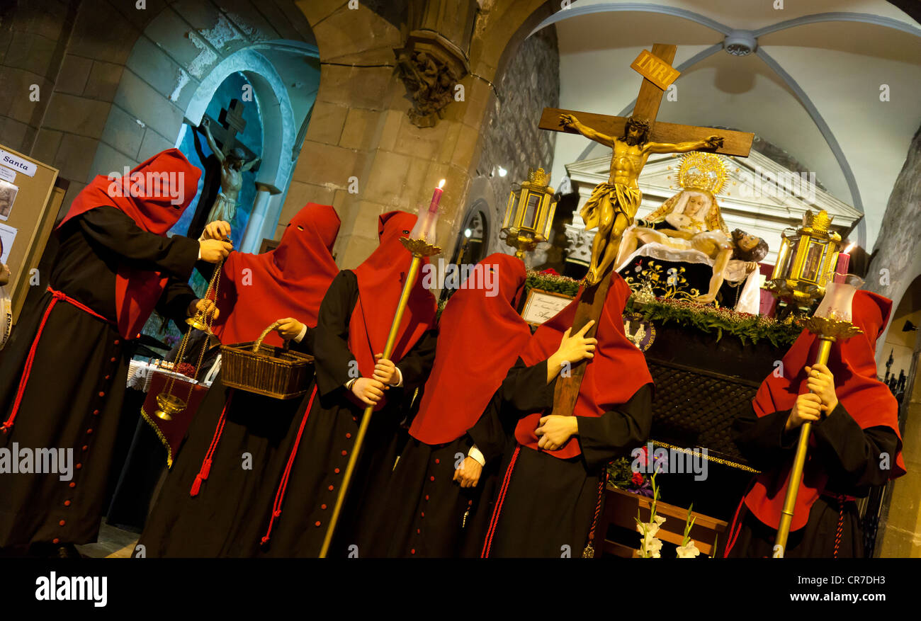 Büßer in Semana Santa Prozession, Kirche von Sant Jaume Cala de Ferran, Vorbereitung auf die Osterprozession, Barcelona Stockfoto