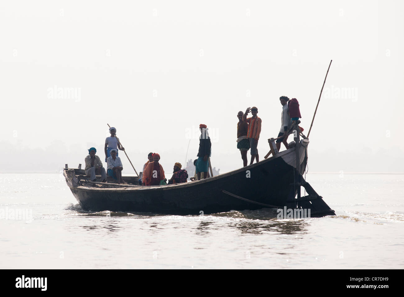 Boot mit Pilgern am Zusammenfluss der Flüsse Ganges und Gandak, Sonepur Mela, Sonepur, Bihar, Indien zu Baden Stockfoto