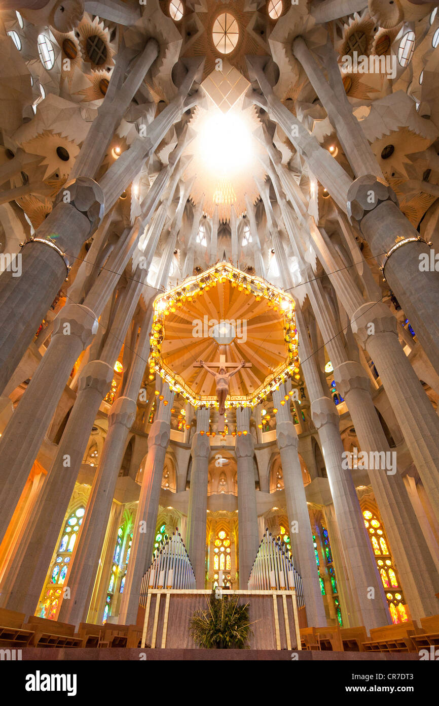 Kirche, Decke, Altar mit einem Baldachin oder Baldachin des Staates, Innere der Sagrada Familia, Basílica ich Temple Expiatori De La Stockfoto
