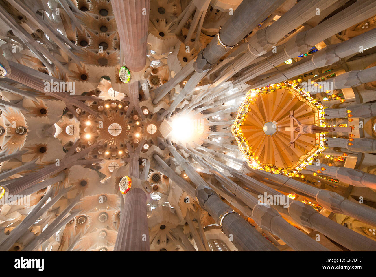 Kirche, Decke, Altar mit einem Baldachin oder Baldachin des Staates, Innere der Sagrada Familia, Basílica ich Temple Expiatori De La Stockfoto
