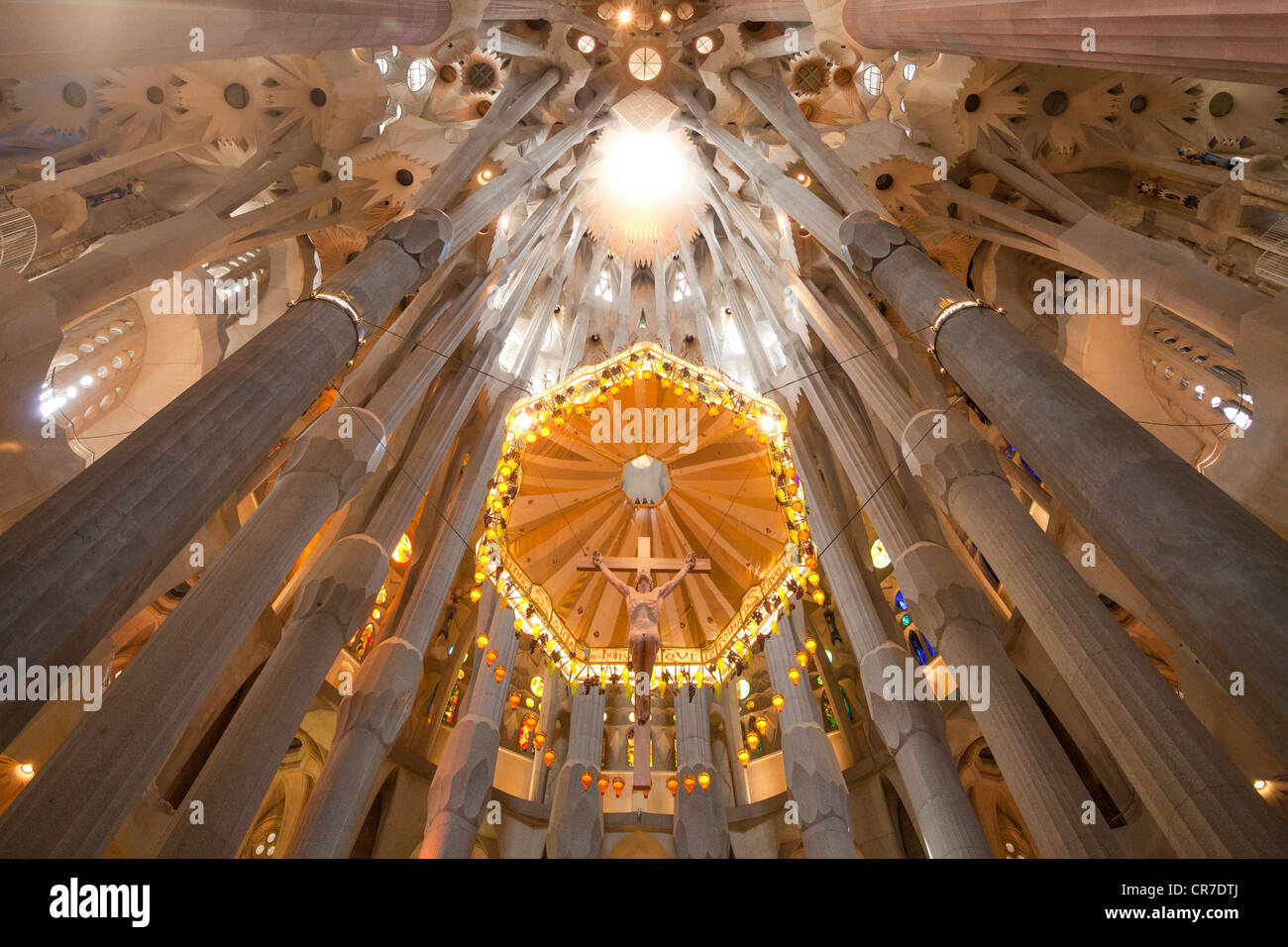 Kirche, Decke, Altar mit einem Baldachin oder Baldachin des Staates, Innere der Sagrada Familia, Basílica ich Temple Expiatori De La Stockfoto