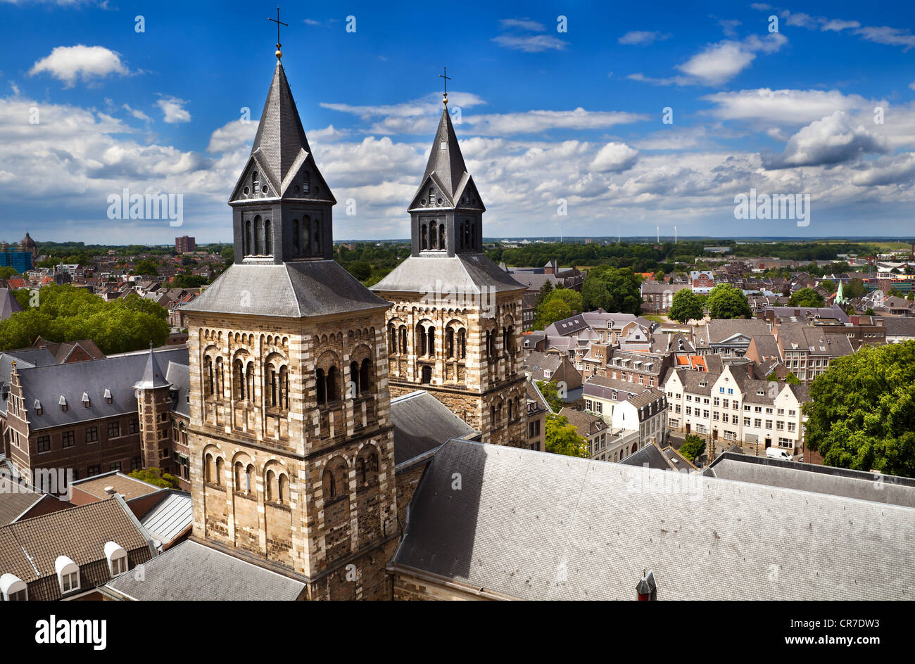 Blick auf Maastricht und Basilica of Saint Servatius von der Spitze der Sint-Lage Stockfoto