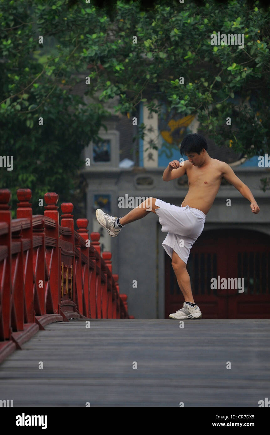 Vietnam, Hanoi, Altstadt, Hoan-Kiem-See (auch kleiner See oder See von den Guom genannt), der Mensch tun, Tai Chi Stockfoto