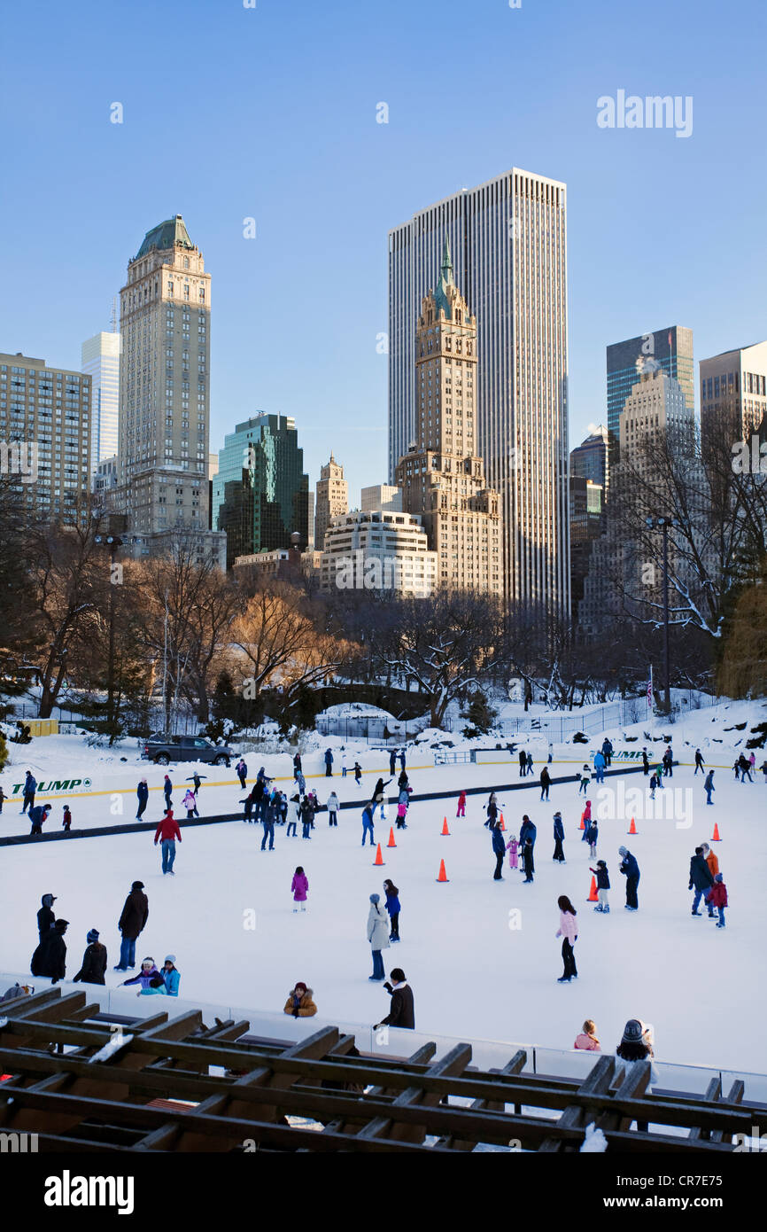 Vereinigte Staaten, New York City, Manhattan, Central Park im Winter unter dem Schnee, Eis, Eislaufbahn Wollman Rink und Wolkenkratzer von Midtown Stockfoto