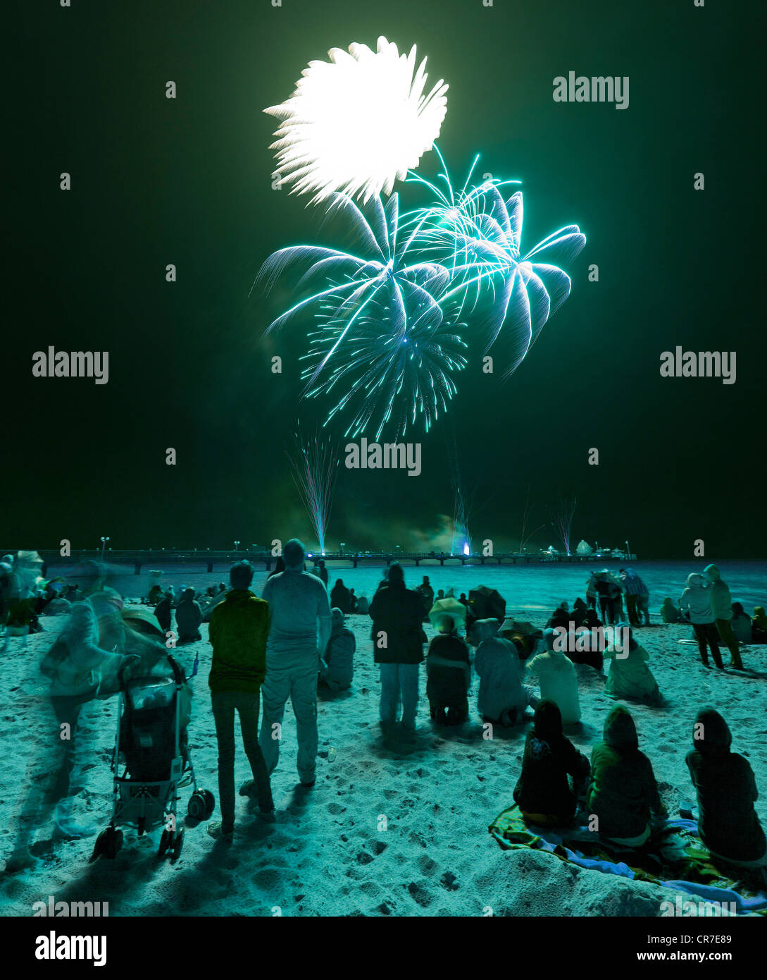 Ostsee in Flammen, Feuerwerk am Ende der Saison, Strand, Zuschauer, in der Nacht, Ostsee Ostseeheilbad Pier Stockfoto