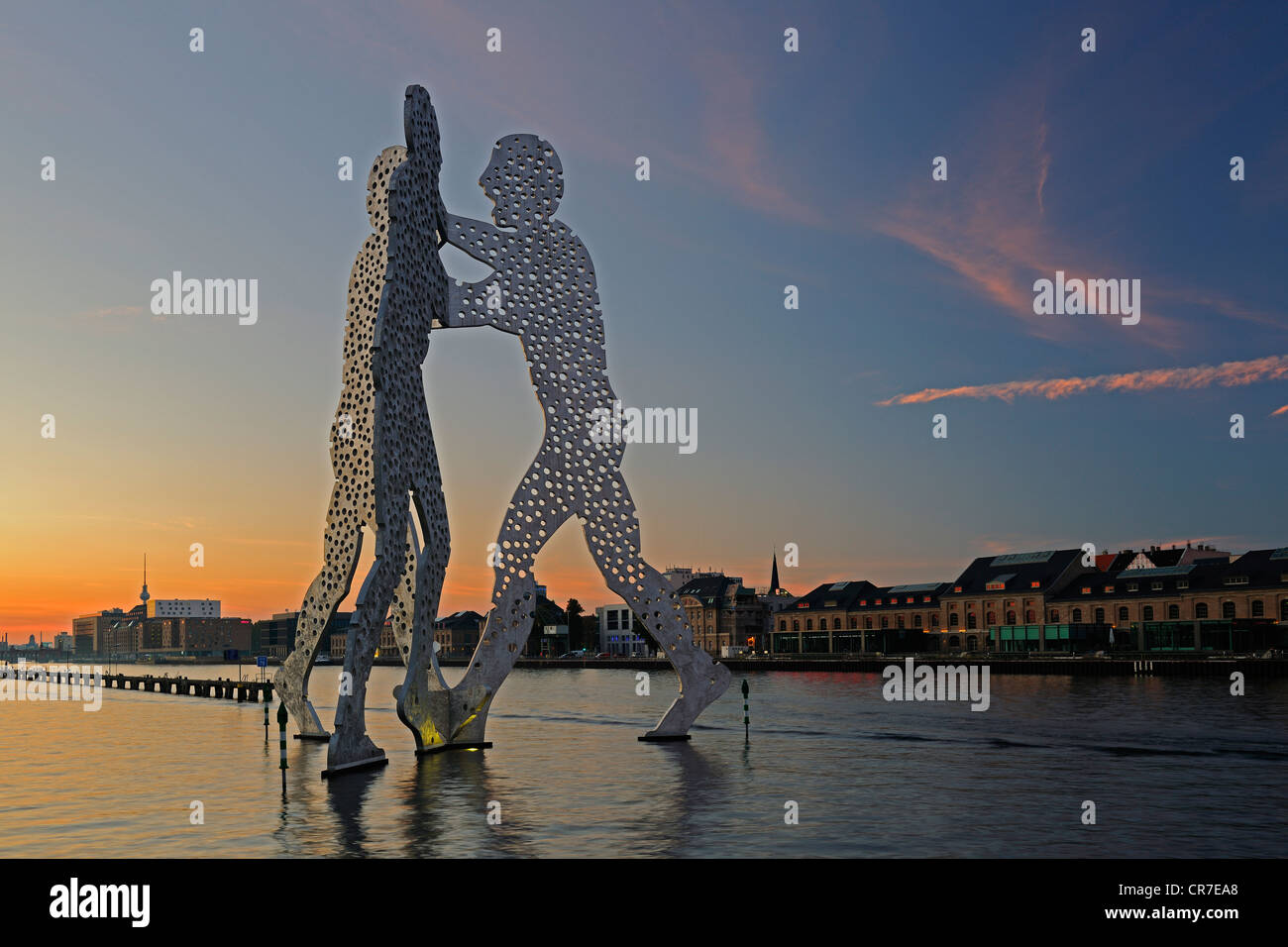 Molekül Männer, 30 Meter hohe Kunstwerk aus Aluminium gefertigt, Bildhauer Jonathan Borofsky, stehend in der Spree bei Sonnenuntergang Stockfoto