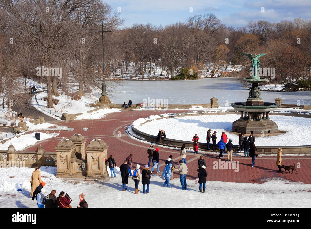 Vereinigte Staaten, New York City, Manhattan, Central Park im Winter unter dem Schnee, Bethesda Brunnen und Terrasse Stockfoto