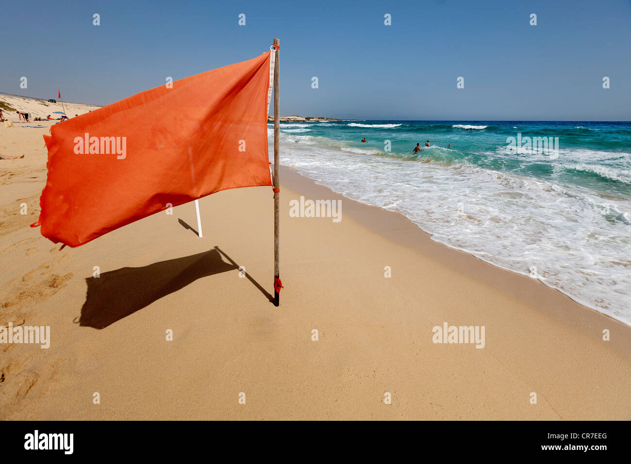 Rote Warnung Flagge an einem Strand, ist das Baden verboten aufgrund einer Unterströmung, Fuerteventura, Kanarische Inseln, Spanien, Europa Stockfoto