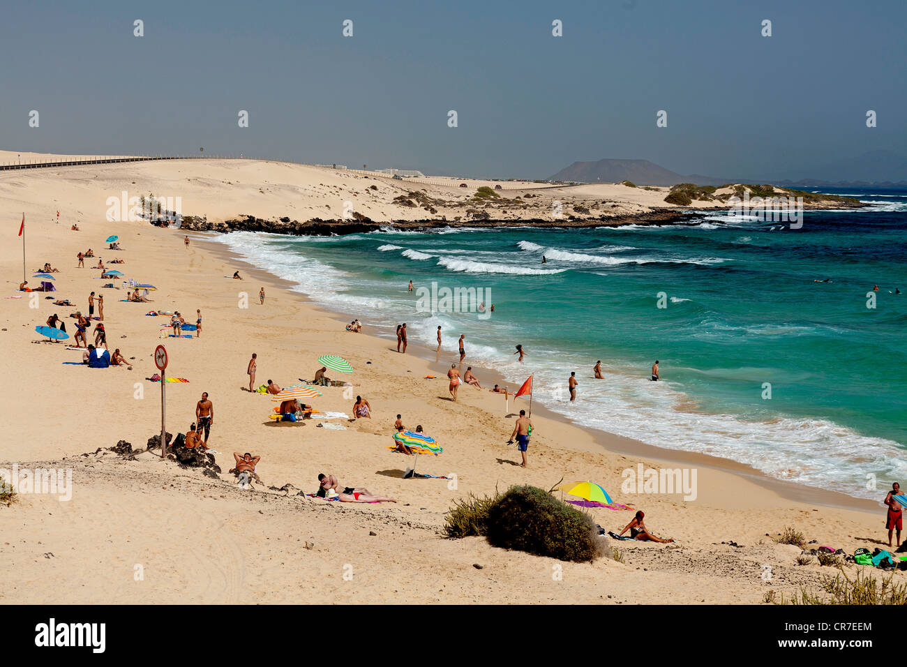 Strand, Strandleben, rote Warnung Flagge Baden ist verboten, wegen einer Unterströmung, Fuerteventura, Kanarische Inseln, Spanien, Europa Stockfoto