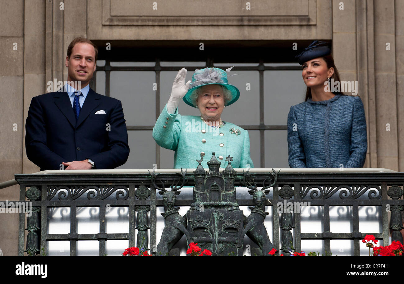 Die britische Königin Elizabeth II, Prinz William und Catherine, Herzogin von Cambridge in Nottingham auf der Jubiläums-Tour des Vereinigten Königreichs Stockfoto