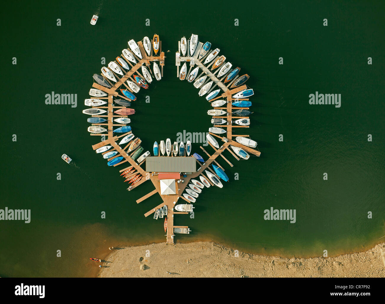 Luftaufnahme, Boote vertäut am See Rurstausee, Rur See, bei niedrigem Wasserstand, Nationalpark Eifel, Nordrhein-Westfalen Stockfoto