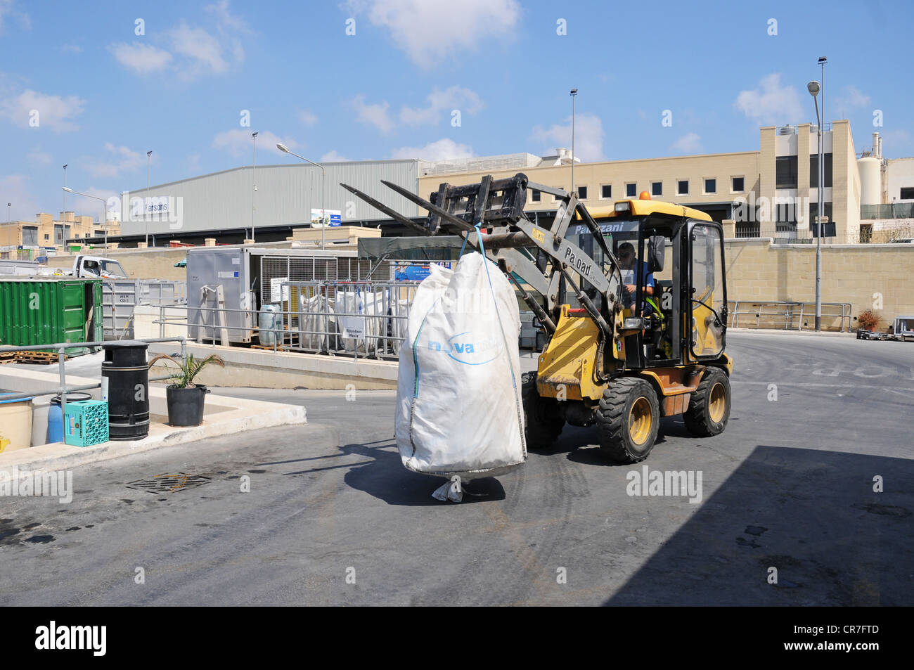 Eine bürgerliche Annehmlichkeit Seite wo verschiedene Wertstoffe getrennt und für das recycling entsorgt. Abfallhierarchie. Stockfoto