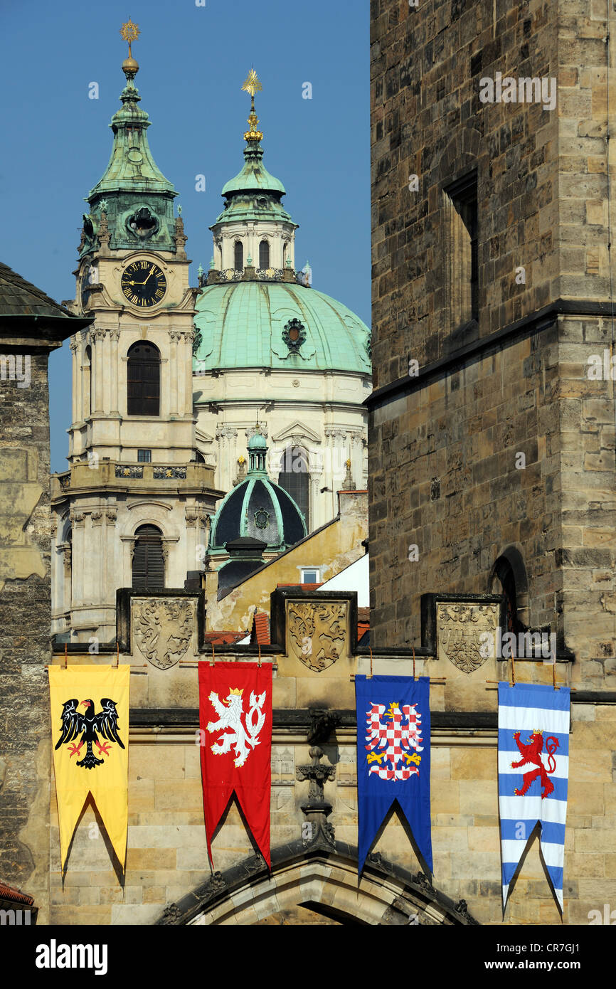 Wappen auf der Karlsbrücke entfernt, mit Blick auf die Malá Strana Bezirk, Bohemia, Prag, Tschechische Republik Stockfoto