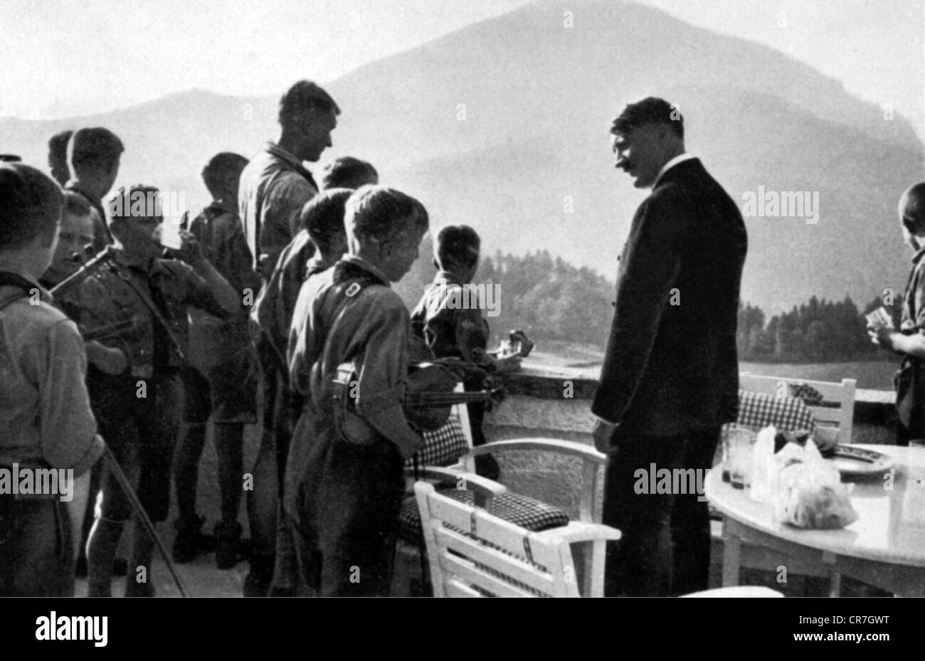 Hitler, Adolf, 20.4.1889 - 30.4.1945, deutscher Politiker (NSDAP), Privacy, mit Hitlerjugend auf Berghof, Obersalzberg, 1935, Stockfoto