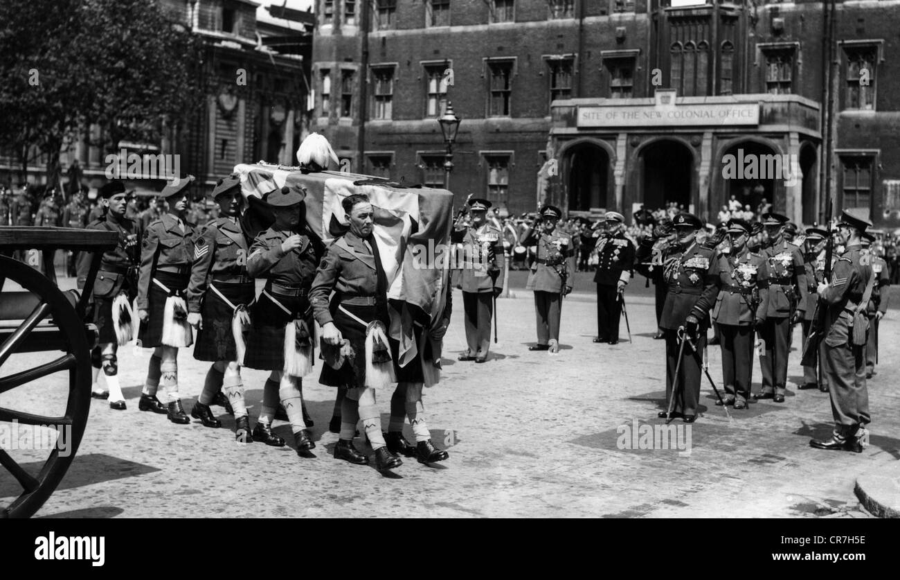 Wavell, Archibald, 5.5.1938 - 24.5.1950, britischer General, Tod, Beerdigung, der Sarg in der Westminster Abbey von Soldaten des Royal Highland Regiment (Black Watch), London, 7.6.1950, getragen Stockfoto