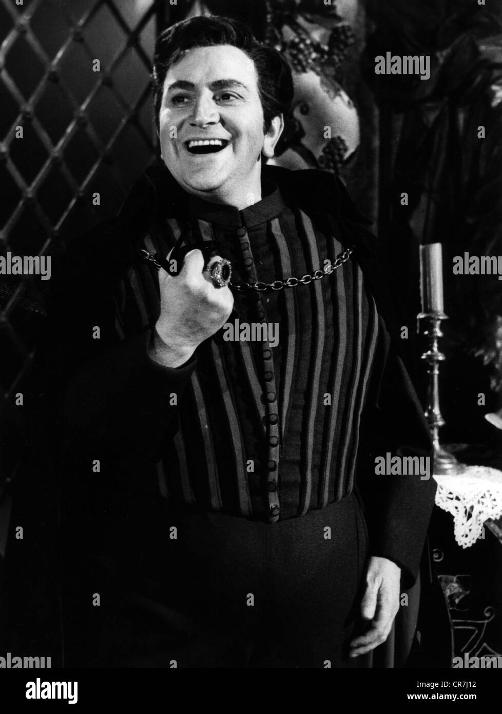 Metternich, Josef, 2.6.199 - 21.2.2005, deutscher Opernsänger (Bariton),  singt eine Szene aus der Oper "Tosca" von Giacomo Puccini, Aufführung in  der TV-Show "Begegnung mit einem Saenger", 1960er Jahre Stockfotografie -  Alamy