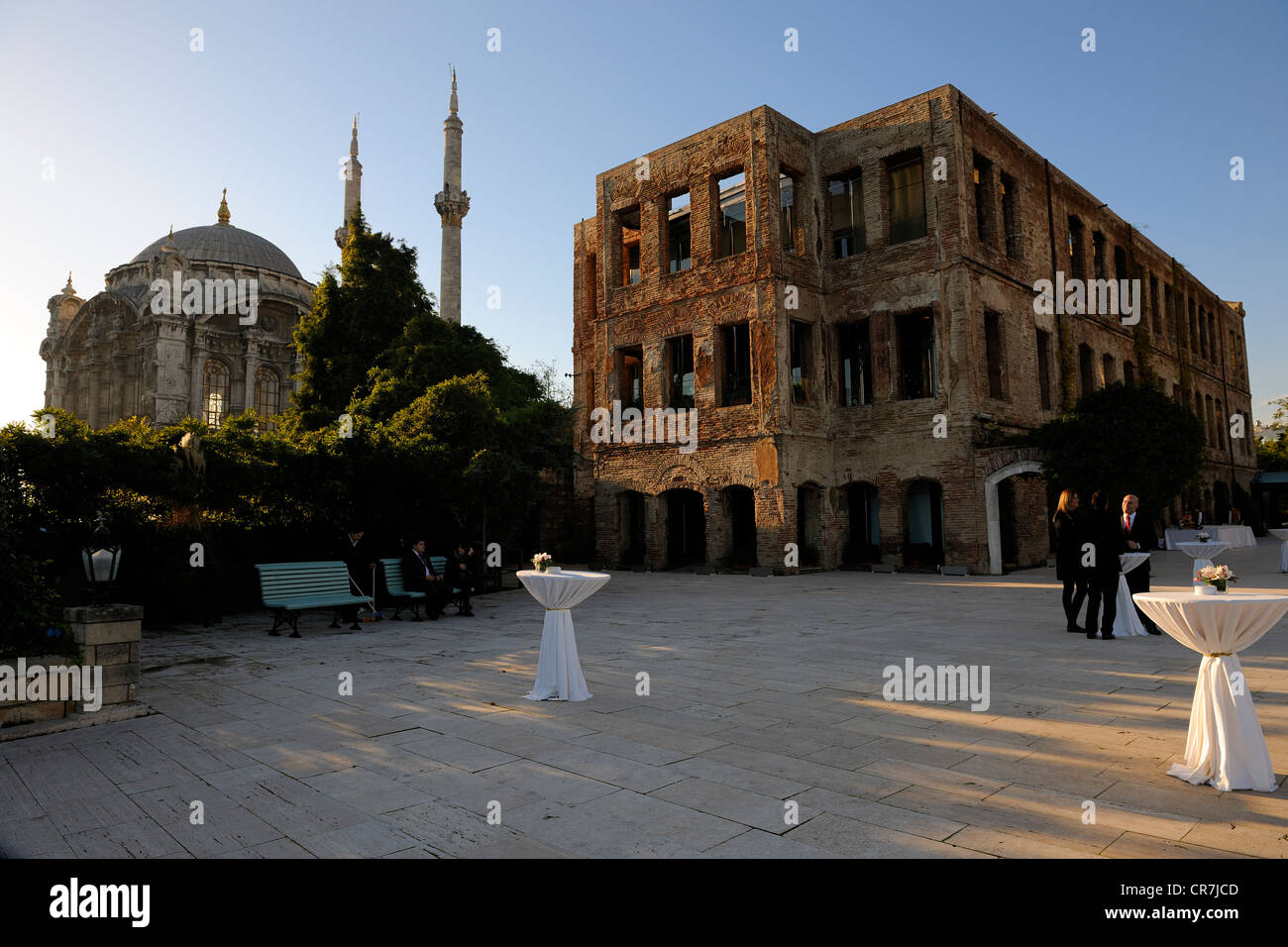 Türkei, Istanbul, Ortakoy Bezirk, Marmara Esma Sultan von GAD weltweite Architekturentwicklung hinter Ortakoy-Moschee Stockfoto