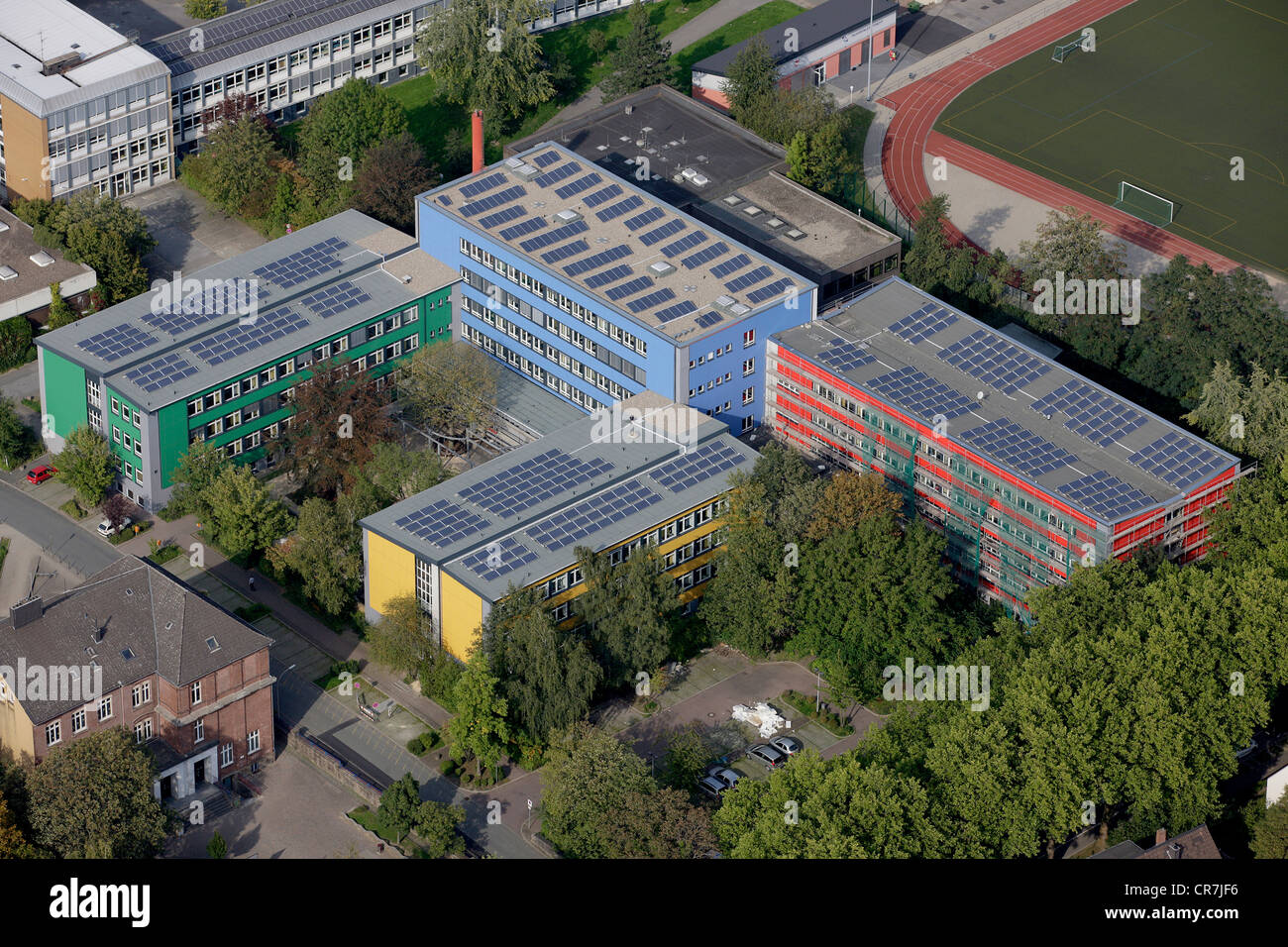 Luftaufnahme, Solarzellen auf Dächern, Berufsschulen in Husemannstraße, Witten, Ruhrgebiet, Nordrhein-Westfalen Stockfoto
