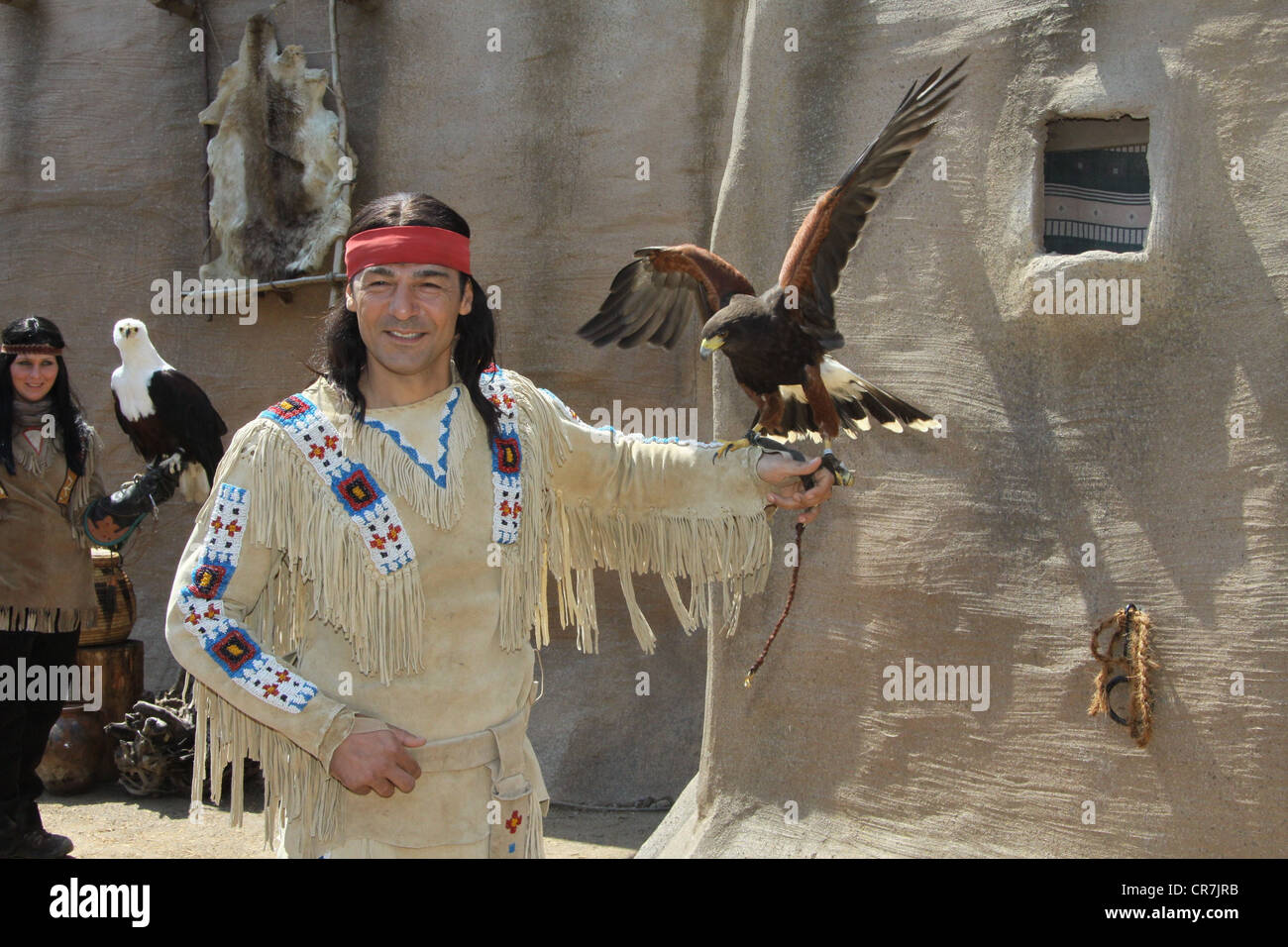 Sander, Erol, * 9.11.1968, türkischer - deutscher Schauspieler, halbe Länge, als Winnetou, Karl-May-Festival, Bad Segeberg, 17.6.2011, Stockfoto