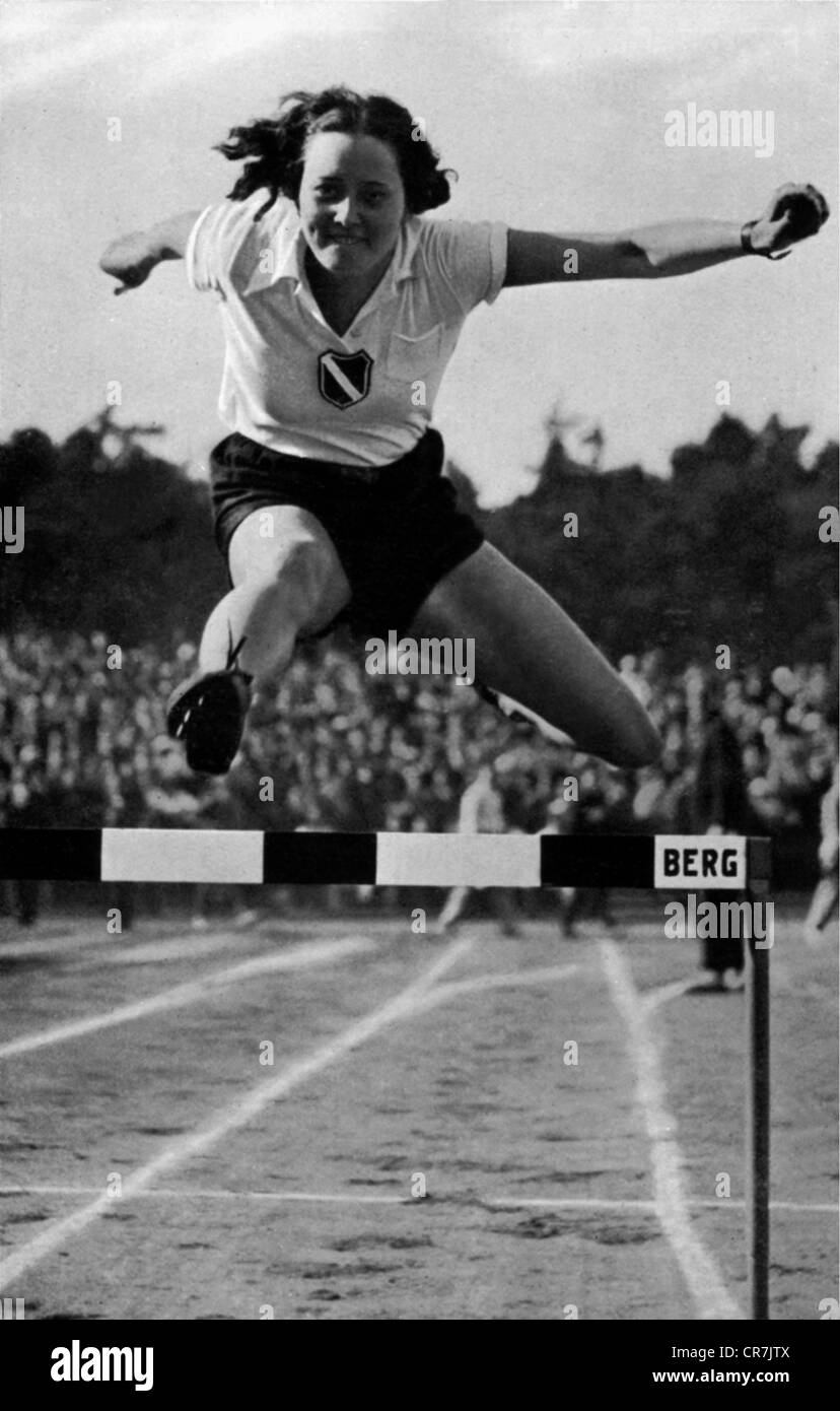 Steuer, Anni, * 12.2.1913, deutsche Leichtathletin, bei einem 80-Meter-Hürdenlauf, 1935, Stockfoto