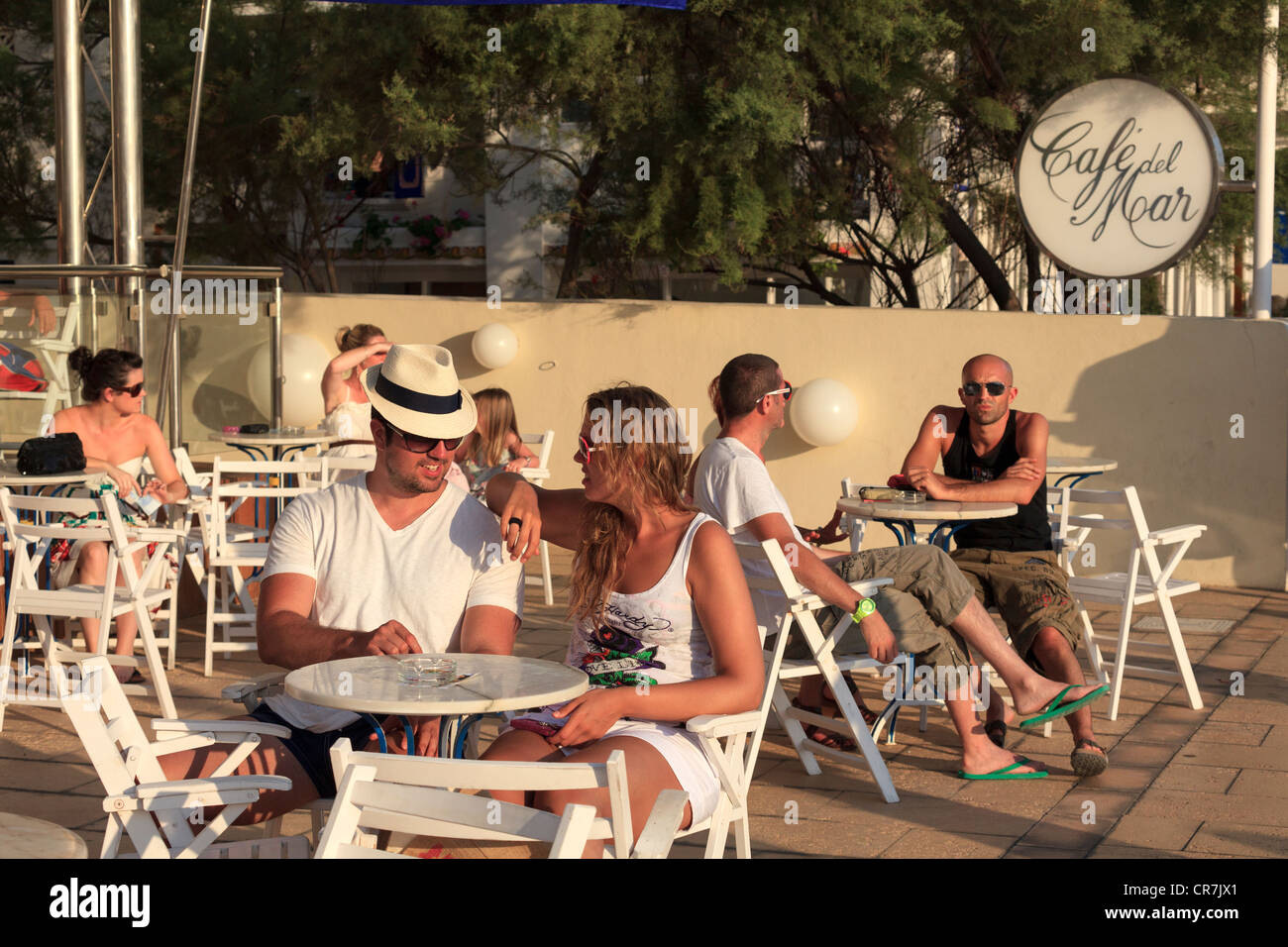 Spanien, Balearen, Ibiza, Sant Antoni, Leute zu beobachten Sonnenuntergang auf der ganzen Welt berühmten Cafe del Mar Stockfoto