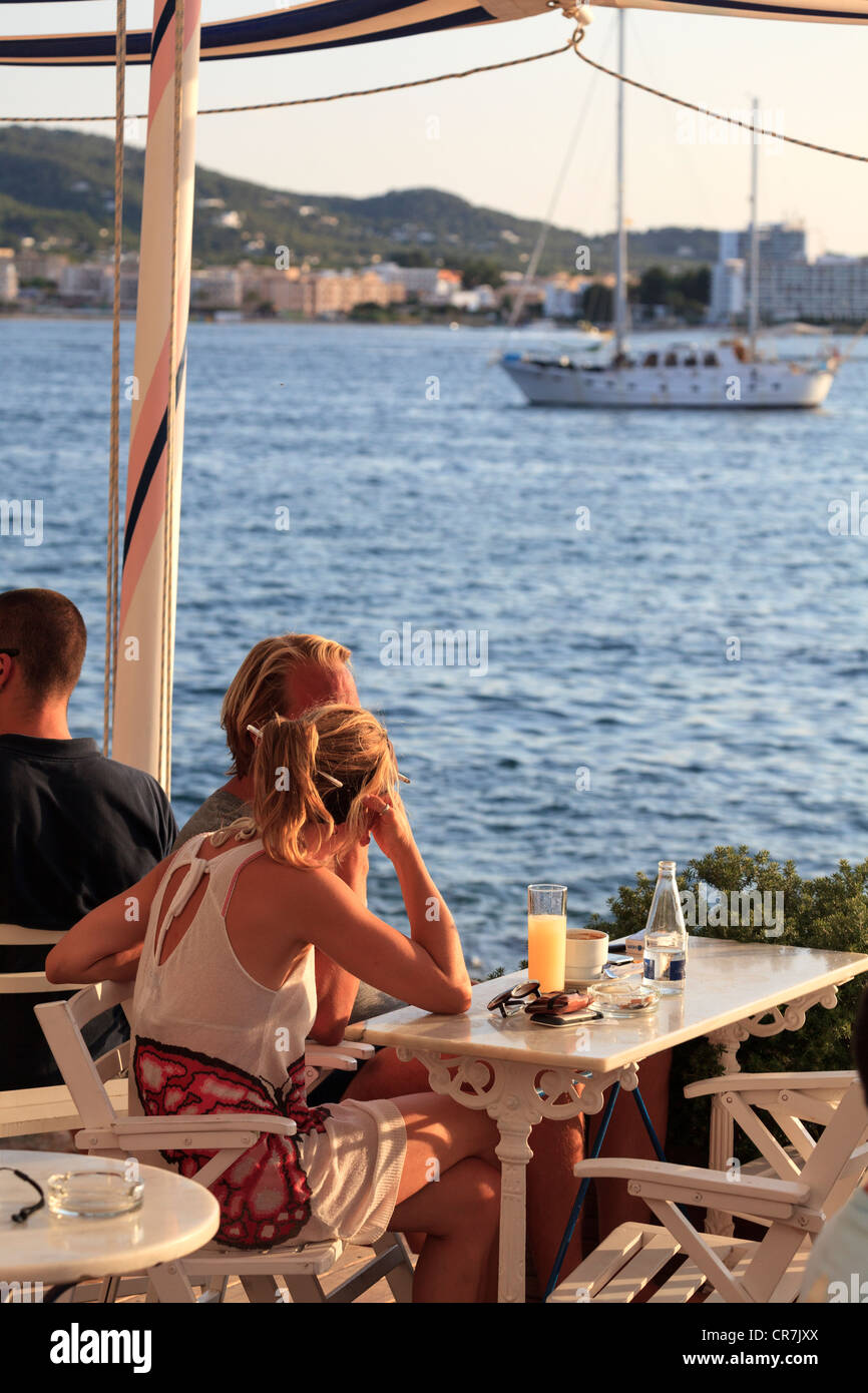Spanien, Balearen, Ibiza, Sant Antoni, Leute zu beobachten Sonnenuntergang auf der ganzen Welt berühmten Cafe del Mar Stockfoto