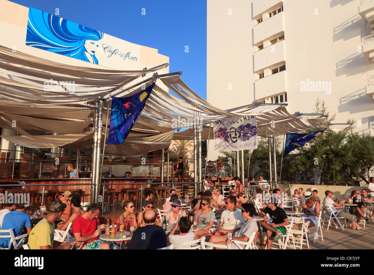 Spanien, Balearen, Ibiza, Sant Antoni, Leute zu beobachten Sonnenuntergang auf der ganzen Welt berühmten Cafe del Mar Stockfoto