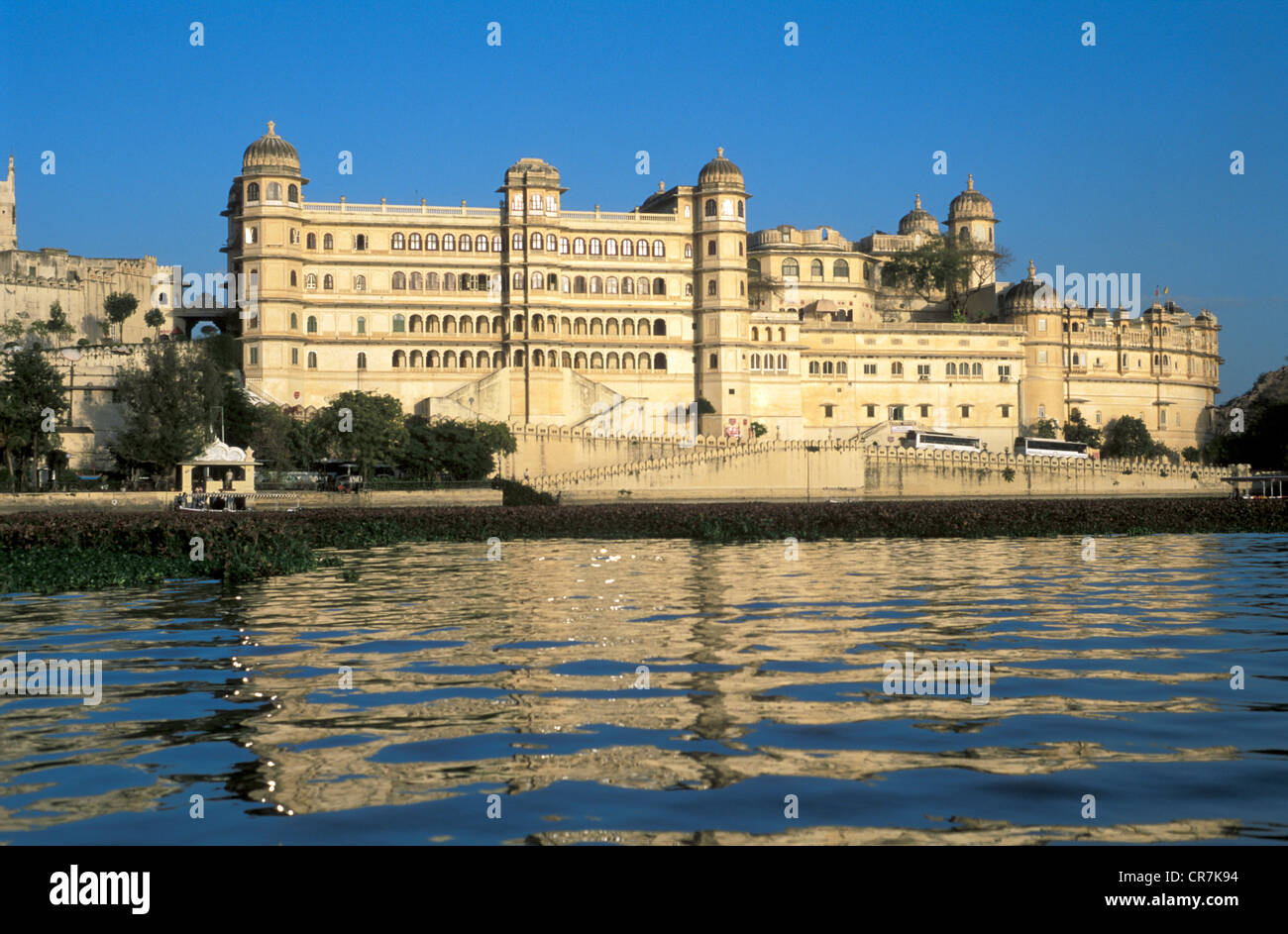 Indien, Bundesstaat Rajasthan, Reisen in den königlichen Zug Orient, Udaipur, das Stadtschloss aus dem Pichola-See Stockfoto