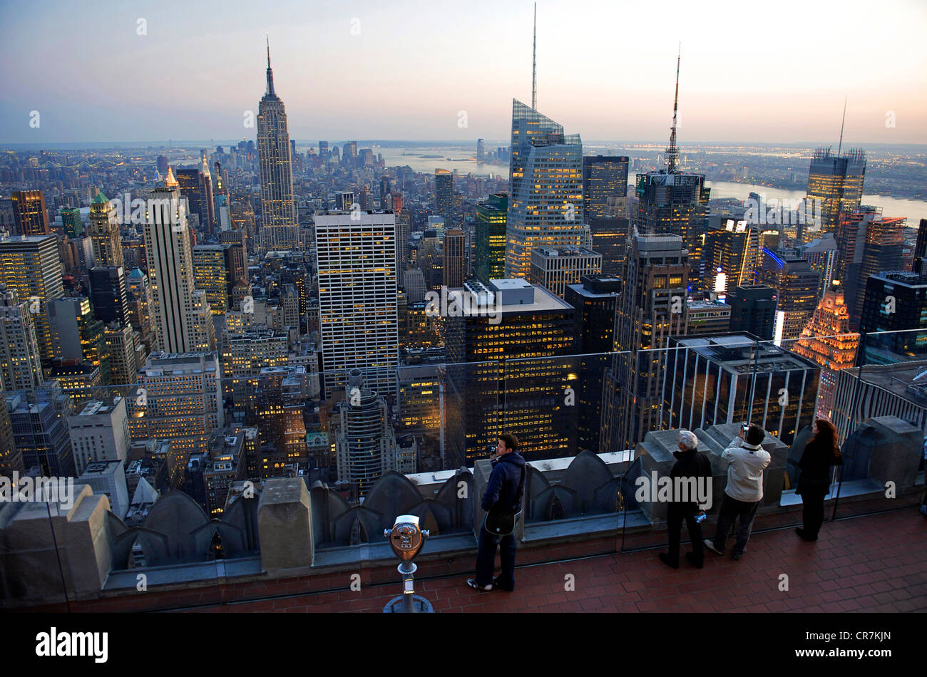 Vereinigte Staaten, New York, Manhattan, Midtown, Panorama über den Wolkenkratzern von der Terrasse des im 70. Stock des GE Building des Stockfoto