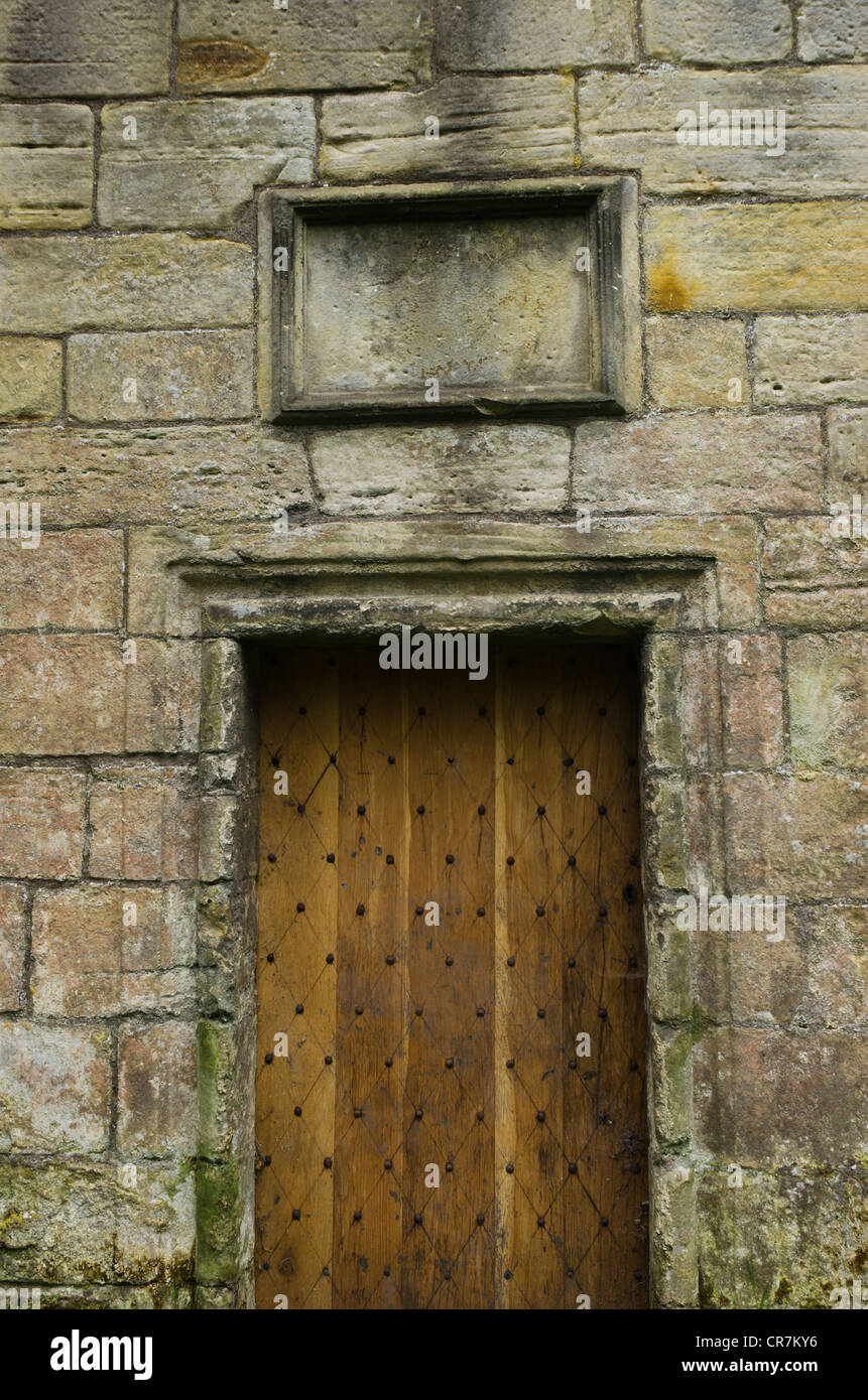 Die Tür in die Beerdigung vault für die Familie von Earl Dunfermline, Kirche St. Bridget, Dalgety Bay. Stockfoto