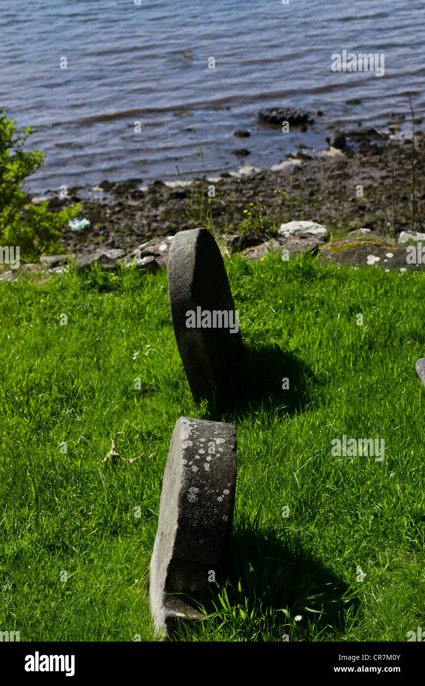 Grabsteine in der Kirche die zerstörten St. Bridget auf der Fife Coastal Path bei Dalgety Bay, Schottland. Stockfoto