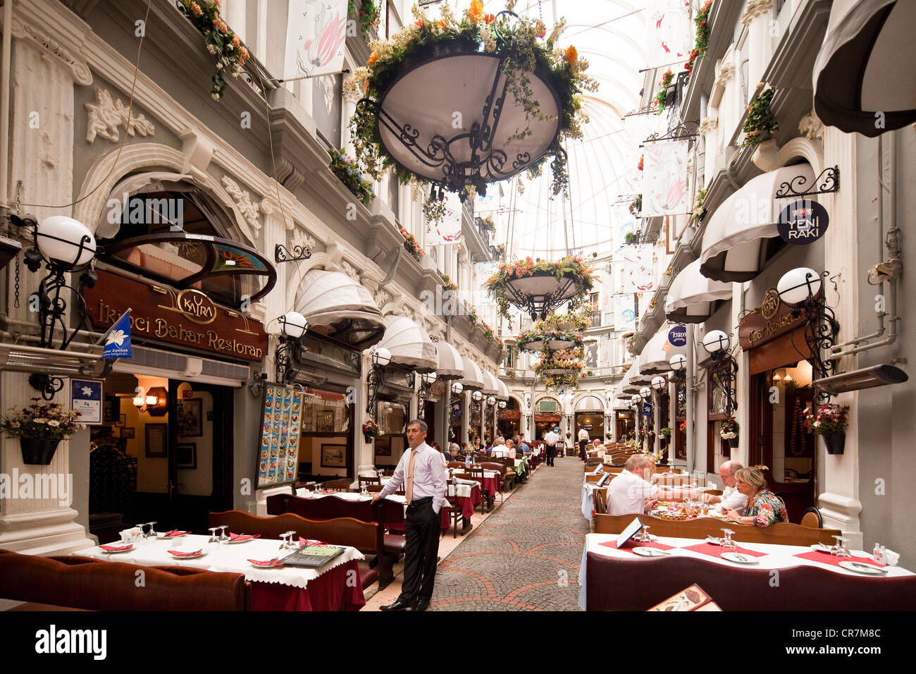 Türkei, Istanbul, Beyloglu, Taksim-Viertel, Straße Istiklal Caddesi, Cicek Pasaji (Blumen-Passage) Stockfoto